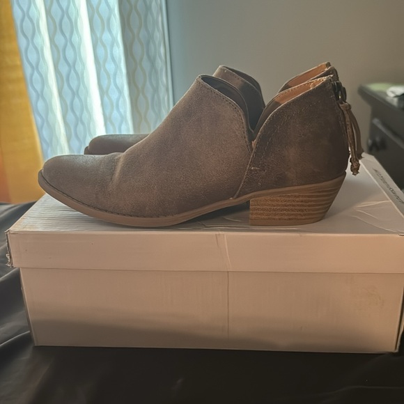 J Adams  Levi Ankle Boot Taupe 6 1/2 - Picture 2 of 4